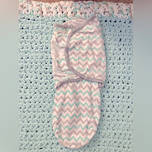 Baby swaddles, 1 Halo Sleep Sack Swaddle and 4. Swaddle me - Picture 6 of 6